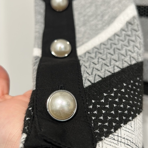 Laundry Shelley Segal striped pearl button pull over sweater black gray - Picture 4 of 8
